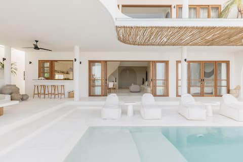 Zyloh Mansion: New, Luxury, Sea View Villa Bingin