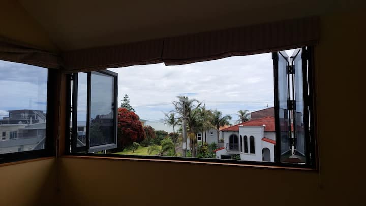 El segundo dormitorio (camas individuales tamaño king e individuales) tiene vistas al mar y a la reserva.