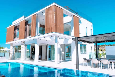 Azure Seaview Villa: Rooftop Jacuzzi, Romantic