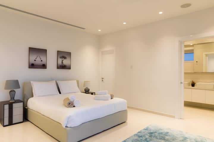 عرض مكبر الصوت هو توفير. لا يتم الإعلان عن الفيلا مع مكبرات الصوت.