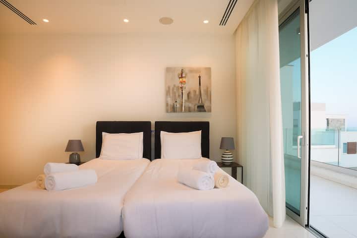 عرض مكبر الصوت هو توفير. لا يتم الإعلان عن الفيلا مع مكبرات الصوت. 
الصور مخصصة لأغراض التسويق.  يجب الإبلاغ عن أي طلب ترتيب سرير محدد مسبقًا لإعداد العقار وفقًا لذلك. 
