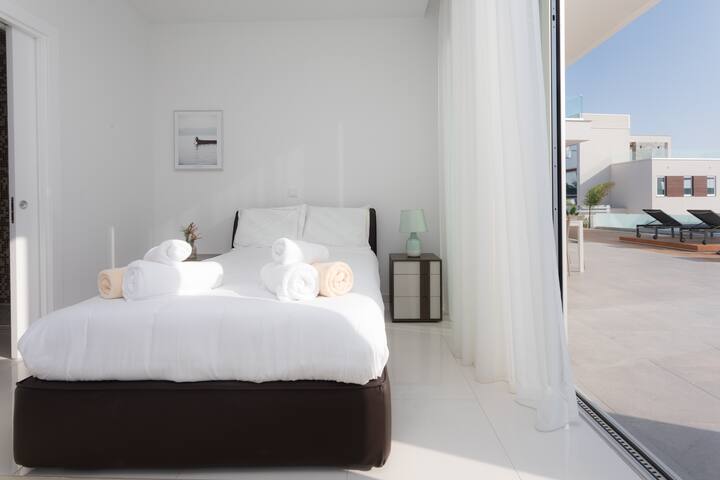 تحتوي غرفة النوم هذه على مدخل خاص من منطقة الحديقة. يحتوي على سرير واحد وحمام داخلي مع دش.