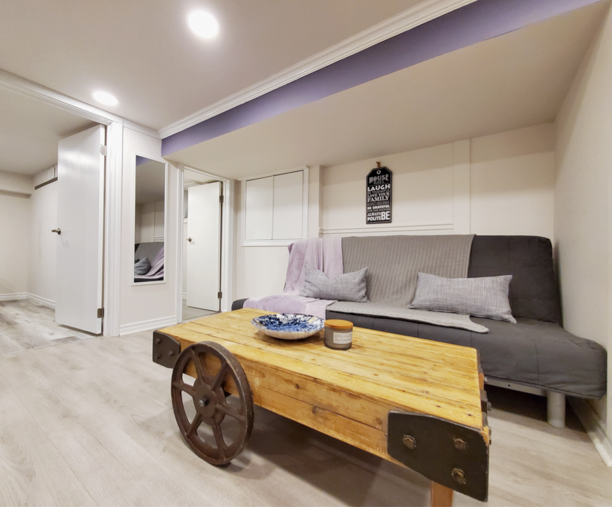 Მყუდრო საცხოვრებელი სივრცე, შესაძლოა, დამატებით საძილე სივრცედ იქცეს. 

Გაითვალისწინეთ, რომ ეს აპარტამენტის ყველაზე დაბალი ნაწილია. Ტახტის ზემოთ იატაკიდან ჭერამდე (ამ სურათზე იასამნისფერი) დაახლოებით 69 სანტიმეტრია. Ეს, ასევე, სააბაზანოში შესასვლელი გზის სიმაღლეა.