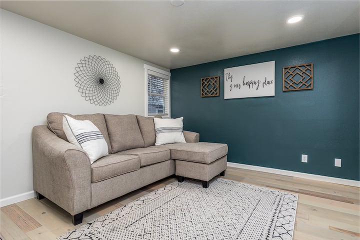 Modern 2br Home • Near Universities & Flora Park - ダビューク, IA