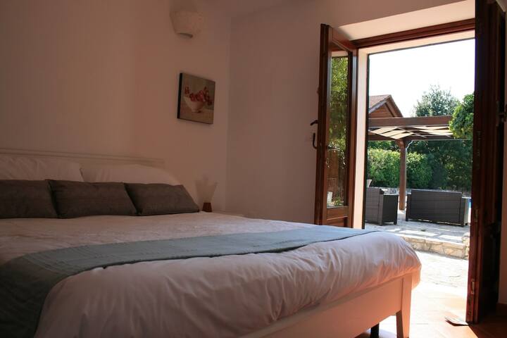 3 bedroom trullo, large pool & hot tub gallery image 3