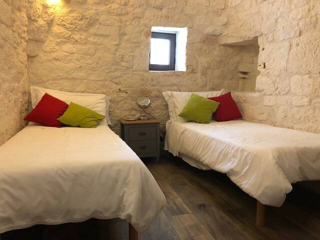 3 bedroom trullo, large pool & hot tub gallery image 4