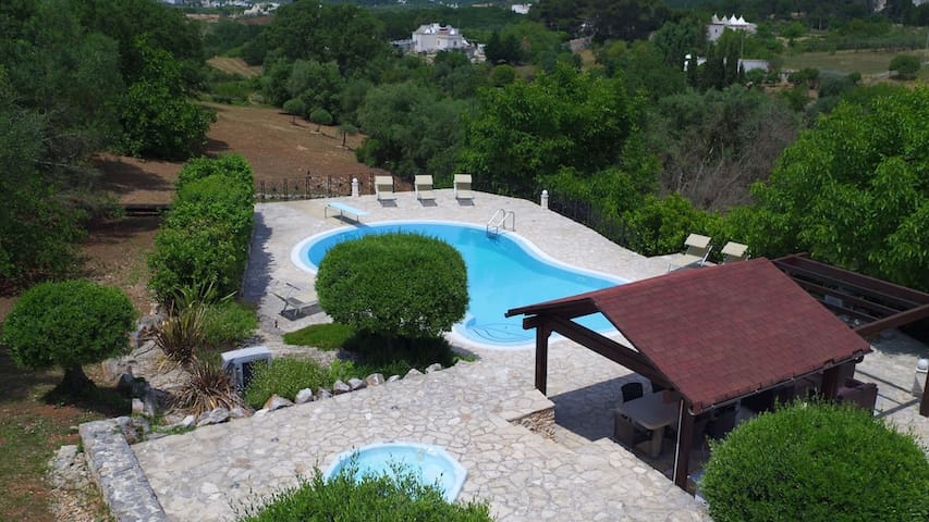 3 bedroom trullo, large pool & hot tub