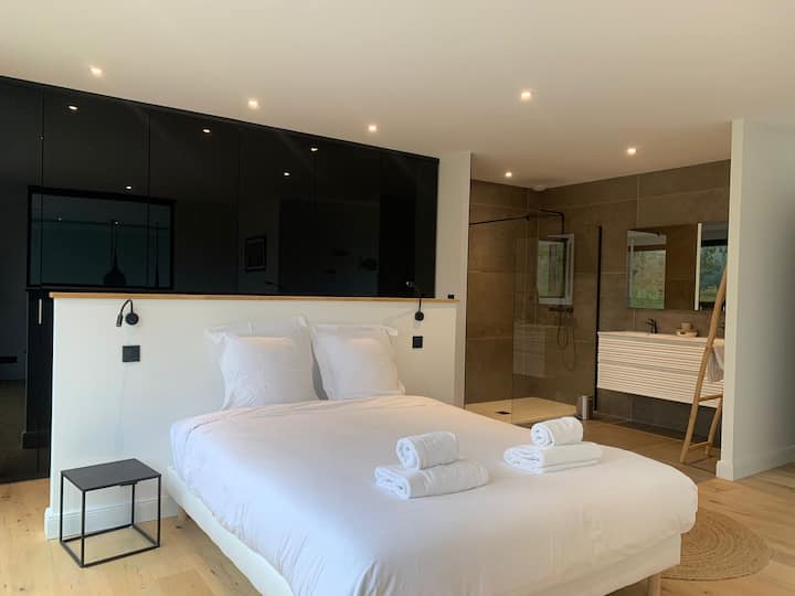 ห้องสวีทใหญ่พร้อมเตียงคิงไซส์และห้องแต่งตัว