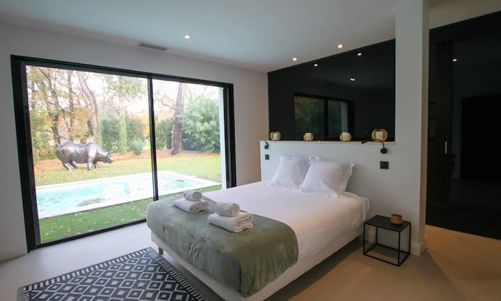 ห้องสวีทใหญ่พร้อมเตียงคิงไซส์และห้องแต่งตัว