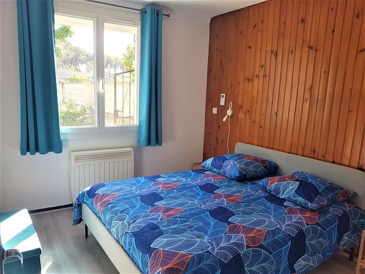 Otaqda160 ×200 çarpayı var