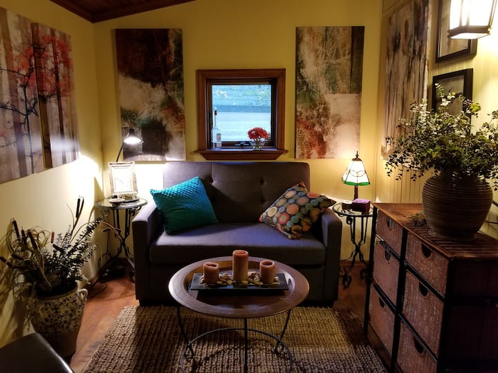 Chumba cha pili chini ya sakafu kilicho na kiti kinachobadilika kuwa kitanda kimoja