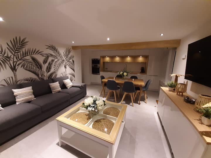 Contemporary kitchen with evening lighting
Comfortable and friendly living room with Smart TV and Dolby Atmos sound bar
Enjoy the large floor-to-ceiling window with garden views with evening lighting.