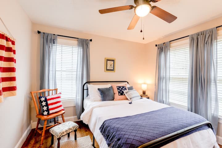 Dhomë gjumi - Dhoma Americana me një krevat dopio "queen", dyshek të rehatshëm dhe çarçafë të pastër, dekor të cilësisë së mirë që përfshin një flamur amerikan 76