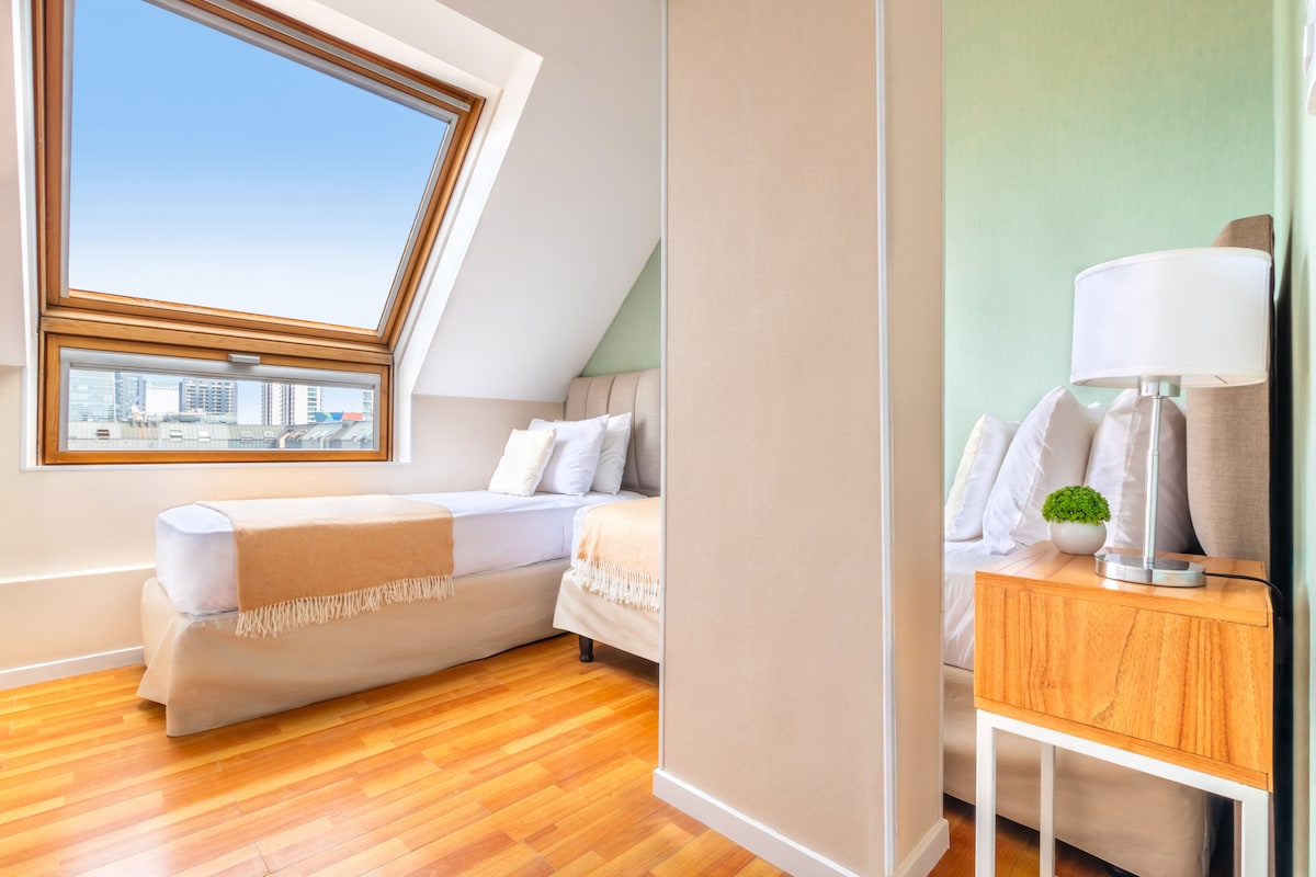 Მეორე საძინებელი, ორი ერთადგილიანი საწოლით და ბევრი მზის სხივით. Ჩვენ გვაქვს უშუქო ფარდები, ასე რომ შეგიძლიათ გაიღვიძოთ, როგორც გვიან, როგორც გსურთ 