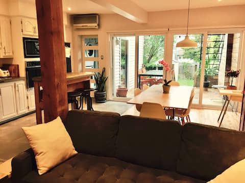 Top Airbnb: Family condo | Private green courtyard in Montréal