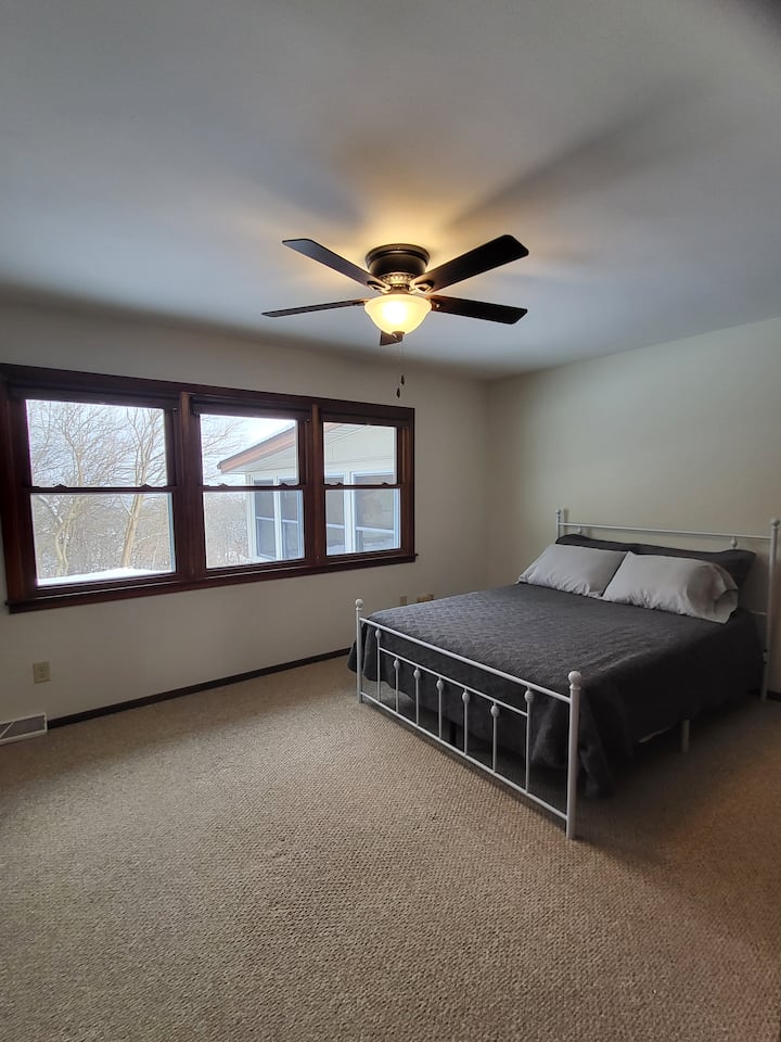 غرفة نوم مع حمام خاص (إطلالات على البحيرة والمراعي من النوافذ)