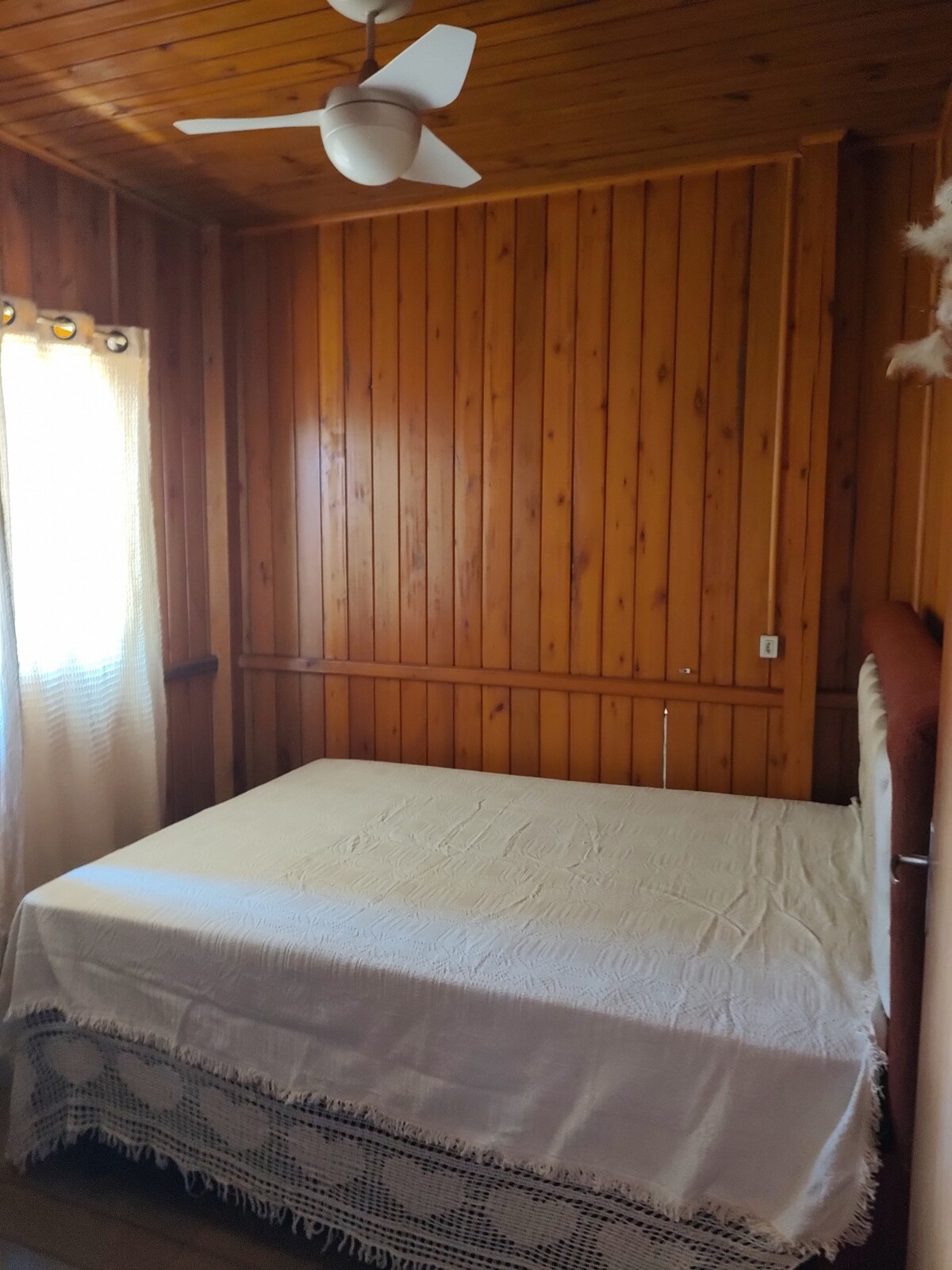 Dhomë e ajrosur dhe freskuese.
Ventilator i heshtur dhe super i fuqishëm i tavanit, telekomandë.
Krevat me dendësi të madhe, dyshek pa valë dhe siklet.