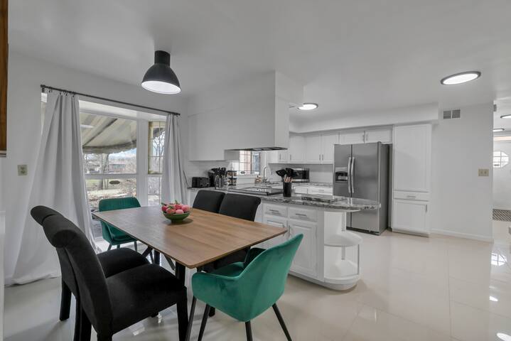 Spacious, Modern, Healing Home gallery image 4