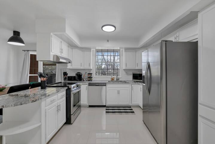 Spacious, Modern, Healing Home gallery image 5