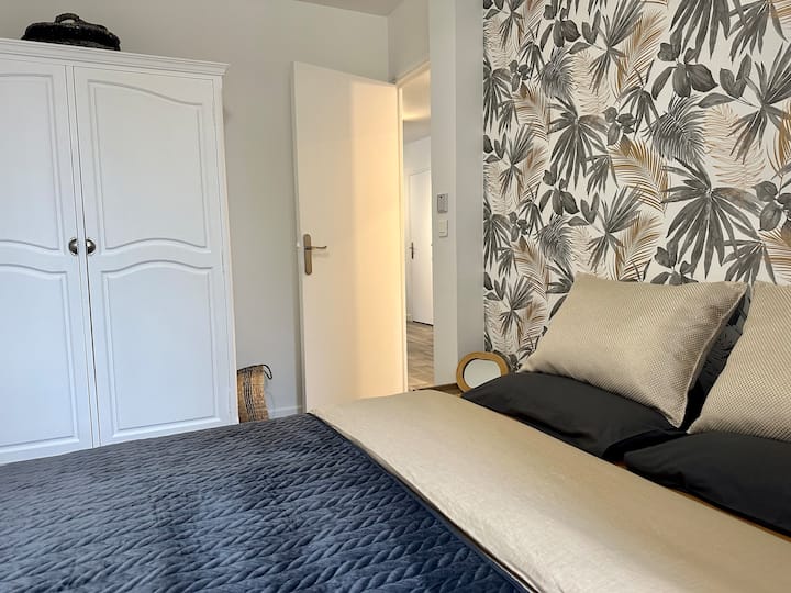 Chumba chenye starehe kilicho na matandiko ya kifahari. 