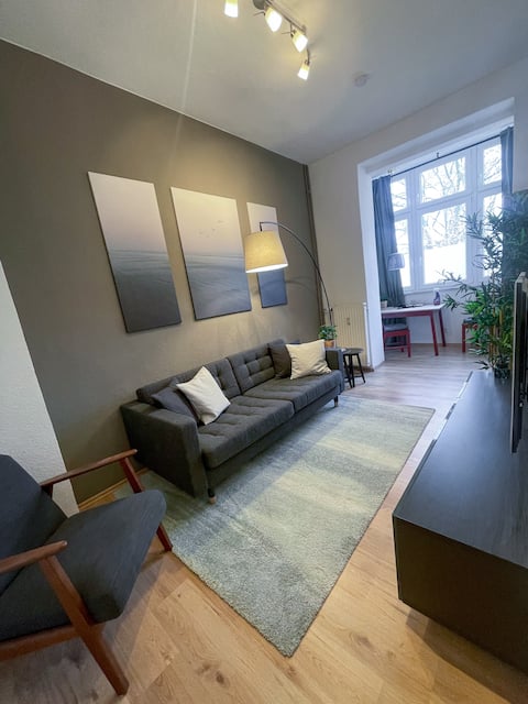Top Airbnb: Modern Cozy apt. -with 2 TV, Netflix and work desk in Ostviertel