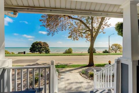 The Lake House! Enjoy Lakefront Living!