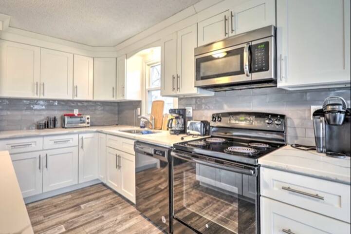 Walk to the beach. Huge beach house gallery image 3