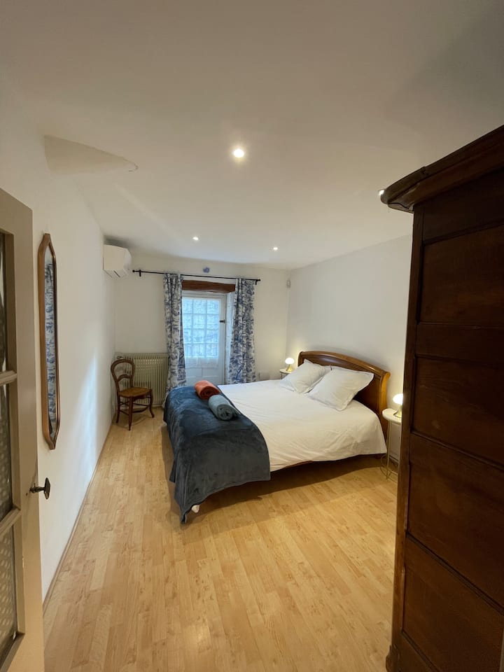 Alexandrine: dhomë gjumi e bukur 14 m2 me pamje nga ballkoni, krevat 160 cm, gardërobë antike, shtroja cilësore, jastëkë shtesë të disponueshëm, ajër të kondicionuar 