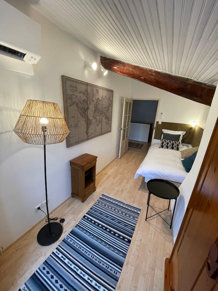 Marius: dhomë teke 10 m2 . Krevat 1 person 90 x 200 cm, gardërobë, abazhur dekorativ. Ajër i kondicionuar. 