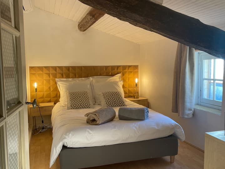 Amélie: dhomë dopio papafingo 9 m2, një fshikëz e rehatshme, krevat 140 cm, shtroja të bukura, jastëkë shtesë të disponueshëm, komodinë, komodinë në afërsi. Dhomë me ajër të kondicionuar 