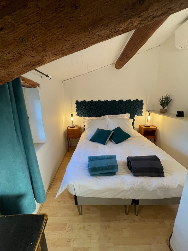 Ugolin: dhomë gjumi papafingo 8 m2, krevat dopio 140 cm, shtroja të bukura, jastëkë shtesë të disponueshëm, kuti sirtaresh, dhomë zhveshjeje në afërsi, dhomë me ajër të kondicionuar. 