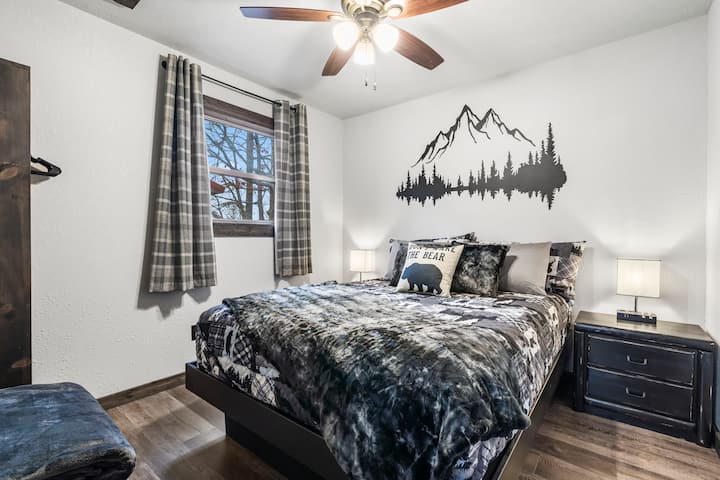 غرفة النوم التي تحتوي على سرير كوين هي مساحة رائعة للحصول على قسط جيد من الراحة. الإطار مبني خصيصًا والفراش راقي. تحتوي مصابيح اللمس على مكونات إضافية ومنافذ يو إس بي.