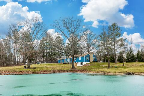 Modern 4BR Retreat on 3 Acres w/ Hot Tub & Pond
