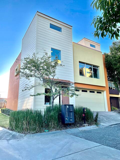 Spacious Downtown Retreat with Rooftop Terrace!