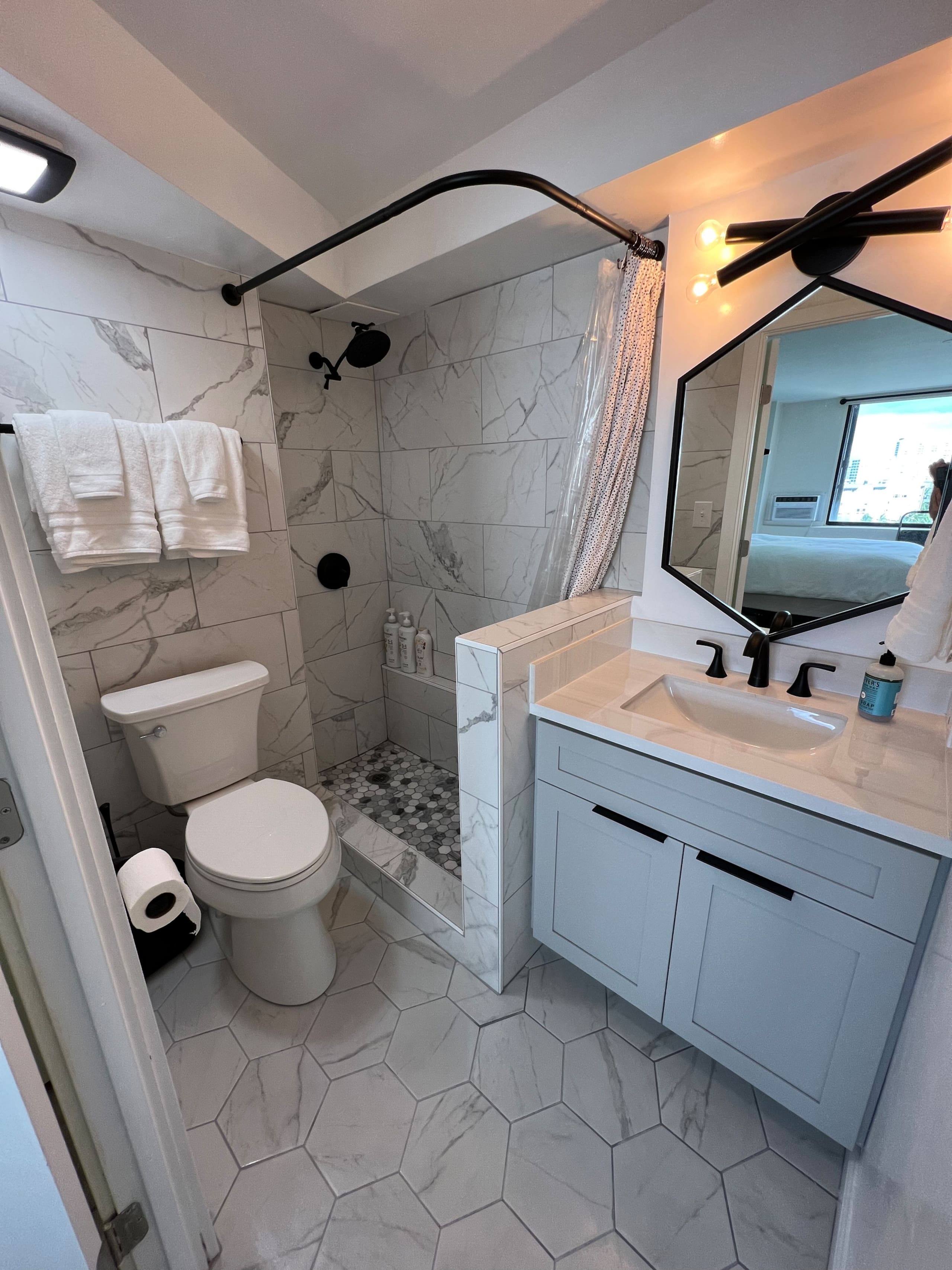 Condo in Honolulu · ★4.81 · Studio · 1 bed · 1 private bath - Image 1
