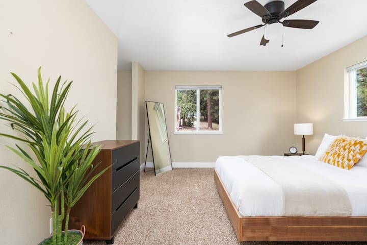 Chumba cha kulala cha Master, chenye starehe sana/vitanda vipya. Chumba cha kulala cha Master kina bafu na chumba cha kuweka nguo kimeunganishwa