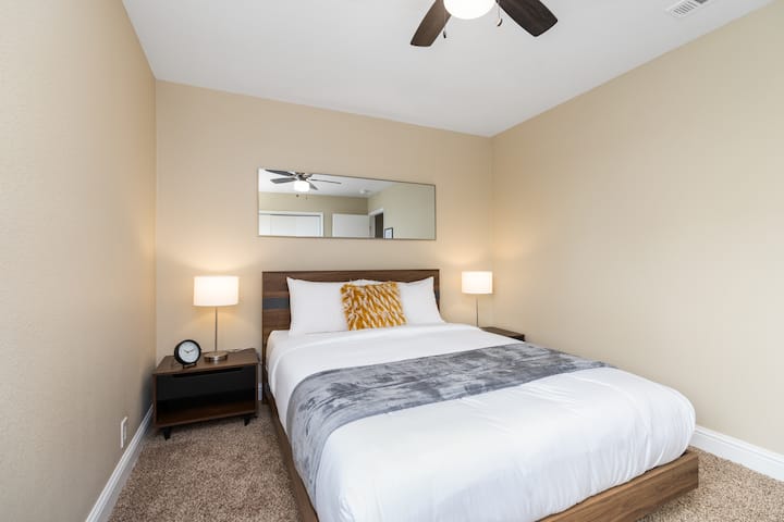 Chumba cha pili cha kulala ghorofani - kitanda kizuri/kipya