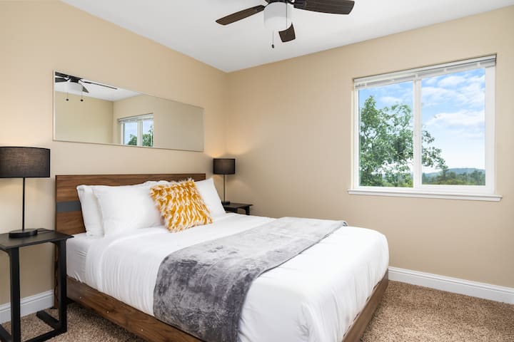 Chumba cha kulala cha tatu ghorofani - mwonekano wa ua wa nyuma kutoka hapa. Starehe sana/kitanda kipya.