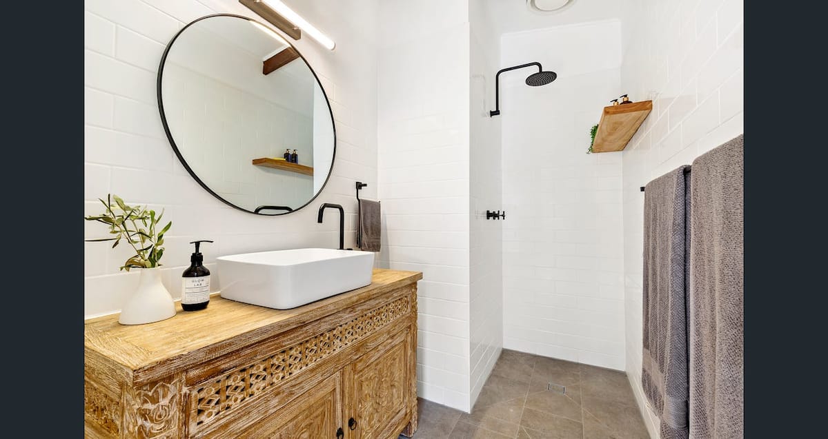 Private ensuite bathroom