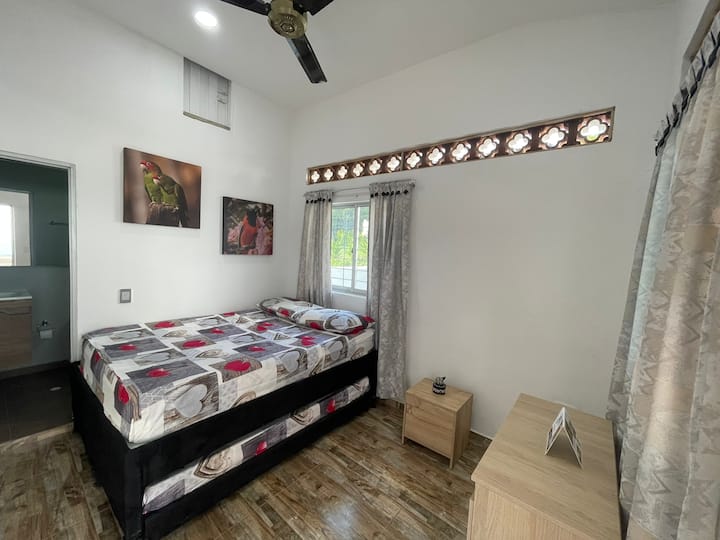 Стая с вентилатор на тавана, самостоятелна баня, двойно легло с колела.