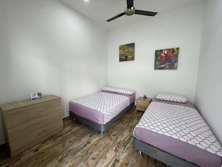 Стая с вентилатор на тавана.