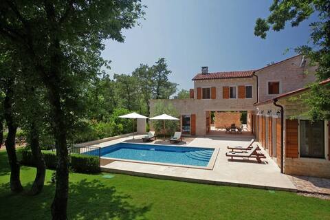 5* Banistra Villa, 4.000m2 Garden, 300m from beach