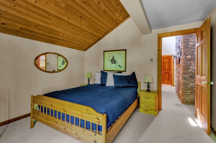 Dormitorio del segundo piso con cama tamaño Queen.