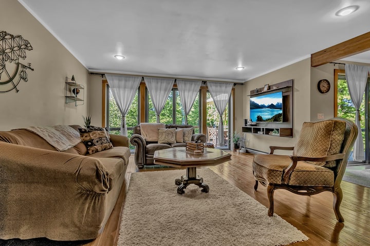 Sala de estar con televisor inteligente 