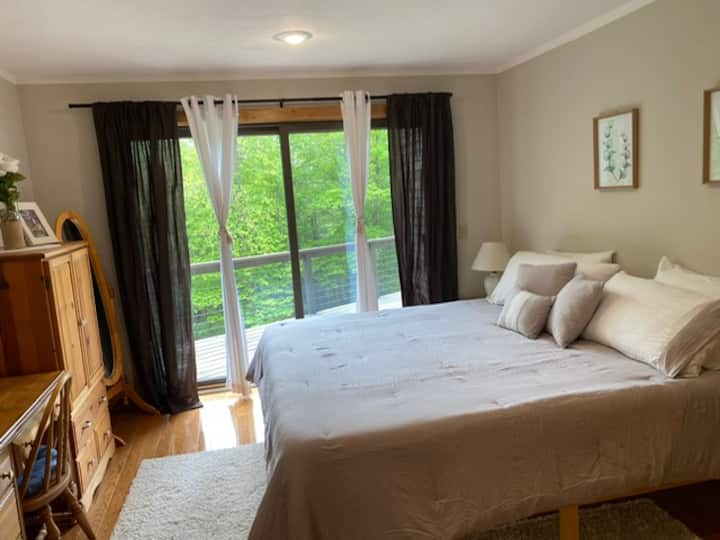 Suite con cama King y baño completo contiguo.