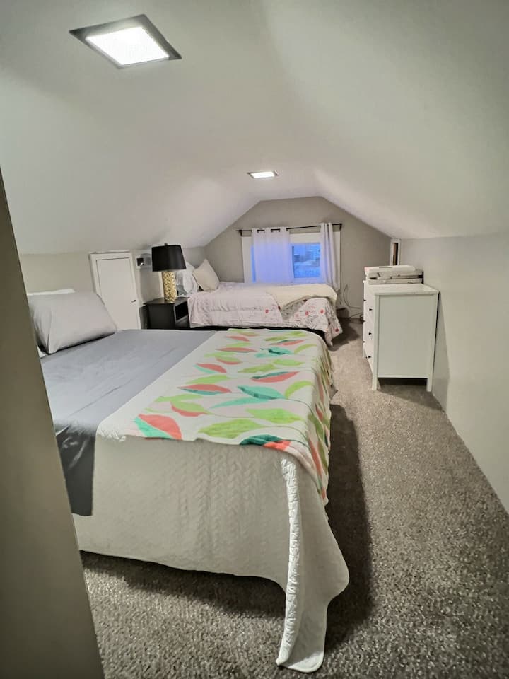 Twee bedden en extra opbergruimte. Perfect voor de kleintjes of als jij en je vrienden zoveel mogelijk mensen krijgen om wat geld te besparen