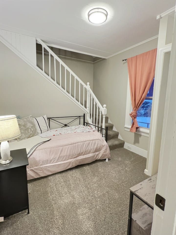 Flexibele ruimte die kan worden gebruikt als leeshoek of slaapgedeelte