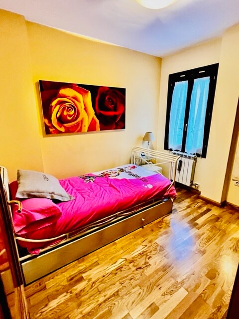 卧室配有带内置衣柜和夹层的卧室。  