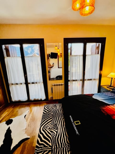 双人卧室，内置衣柜，带夹层和高清电视