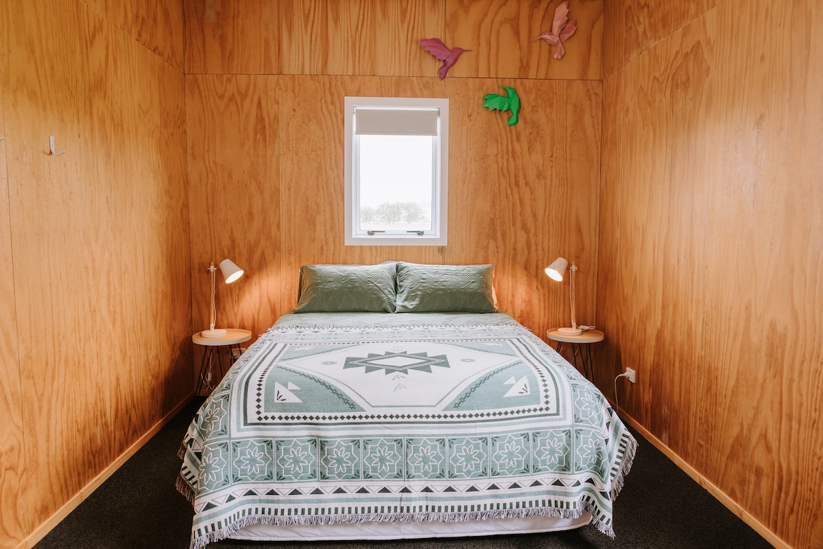 优质棉质床上用品打造的标准双人床